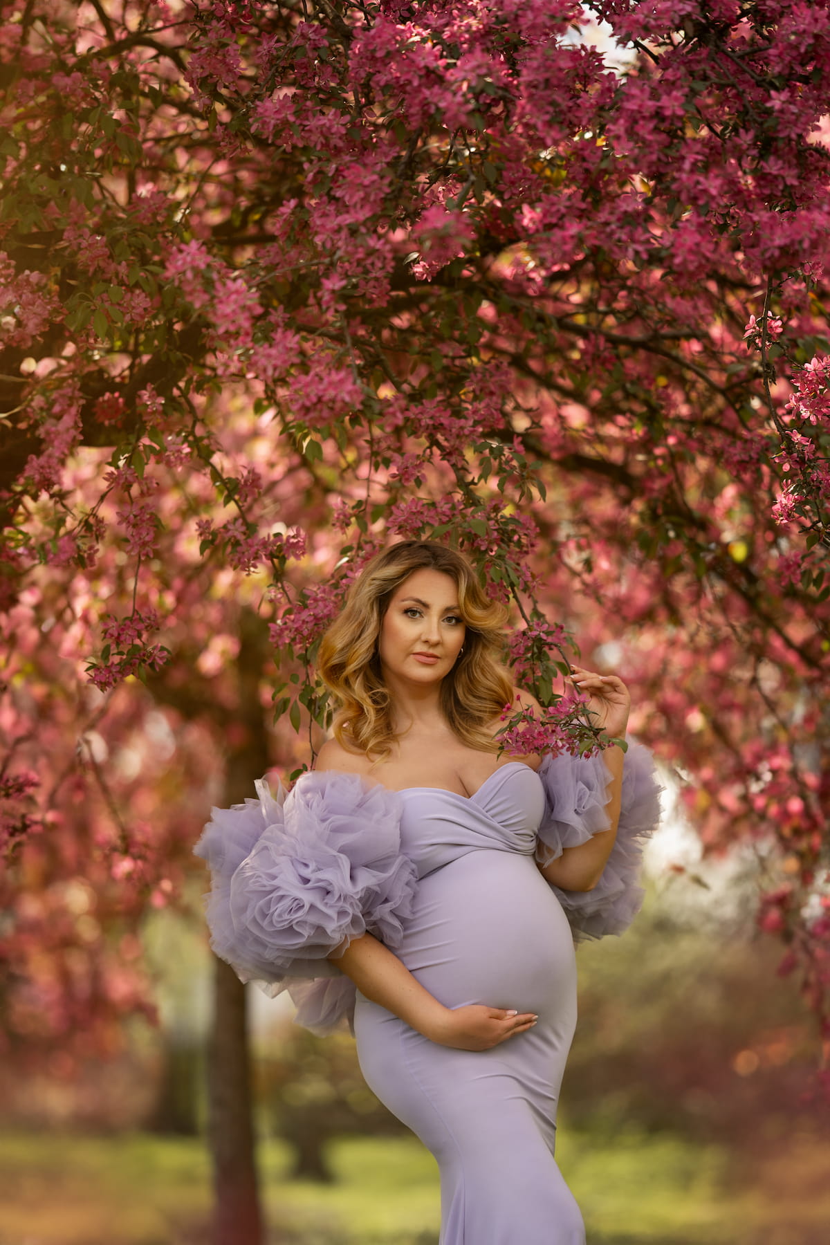 spring maternity photoshoot outfit blooming trees