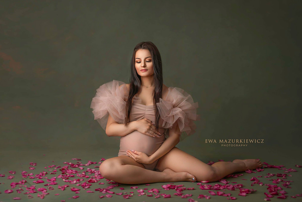 maternity photoshoot outfit with tulle sleeves