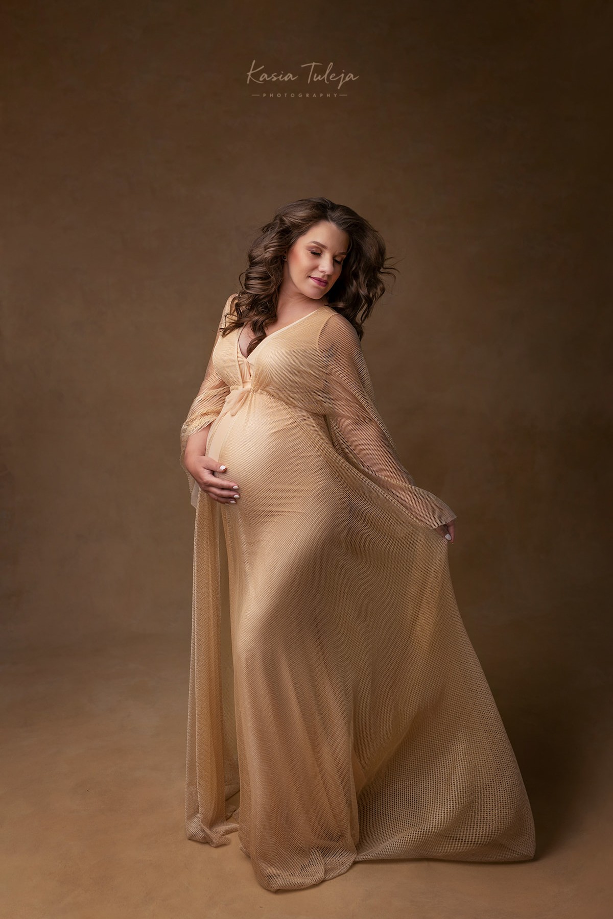 Tulle gown Golgie in beige. Elegant boho maternity dress designed for professional photoshoots. The flowing skirt creates beautiful movement in wind and motion, making it perfect for artistic and outdoor photography.