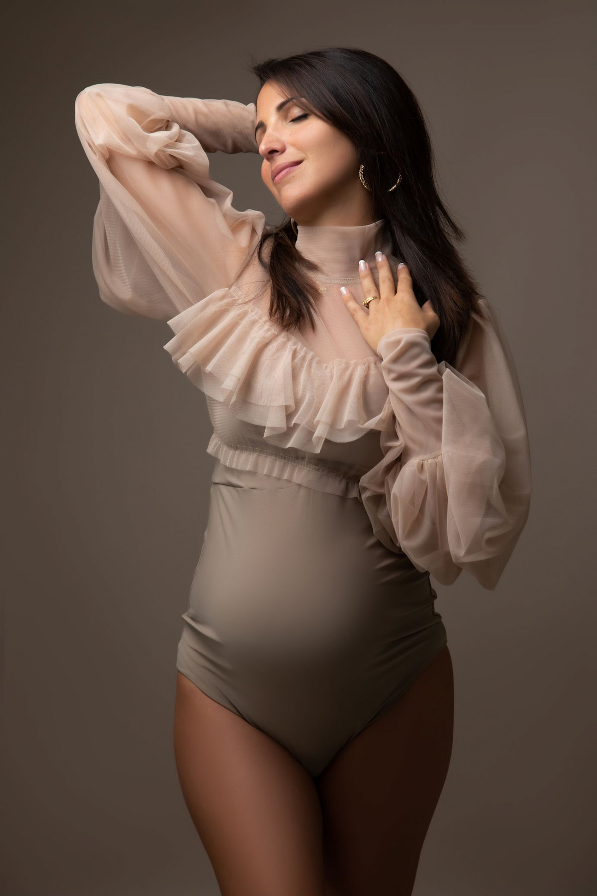 Romantic maternity photoshoot outfit with voluminous sleeve top