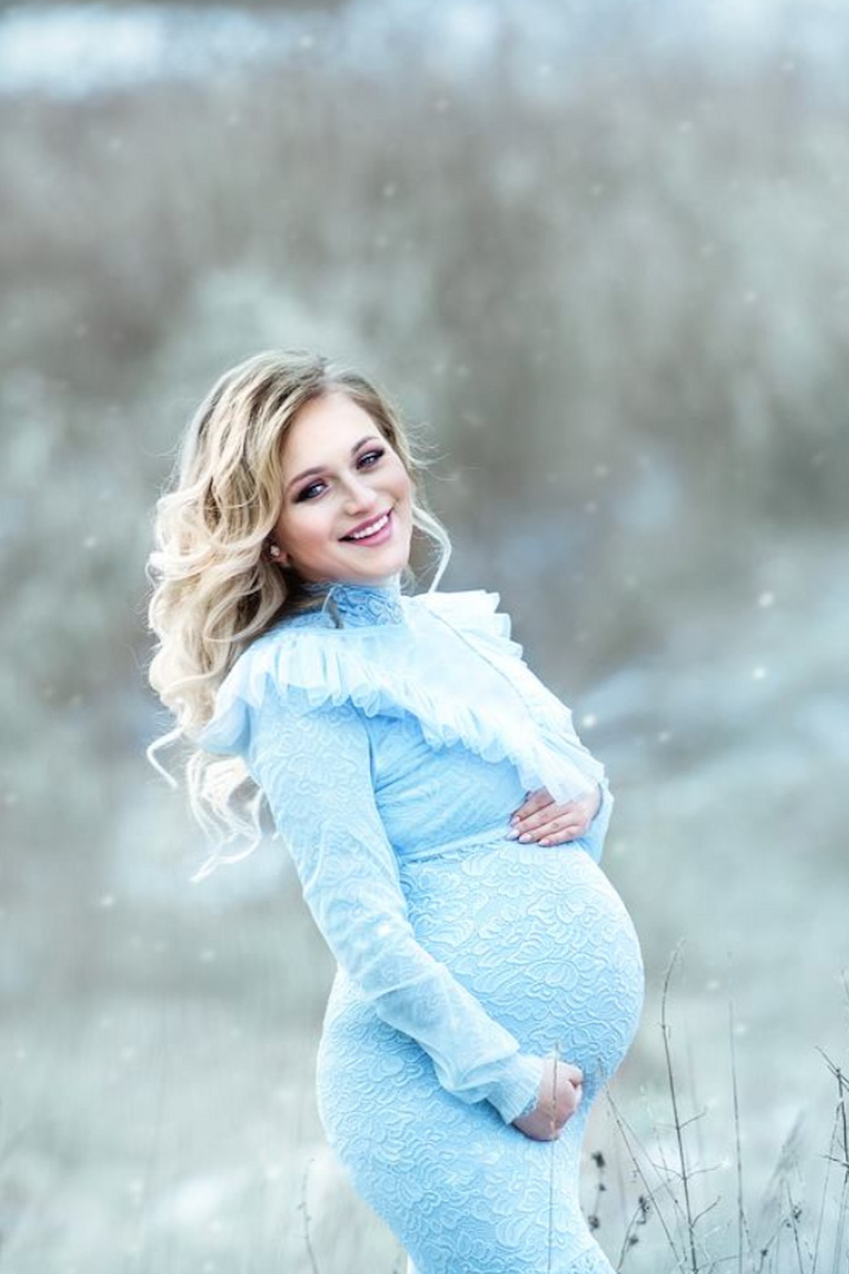Romantic maternity outfit with ruffle neckline tulle blouse